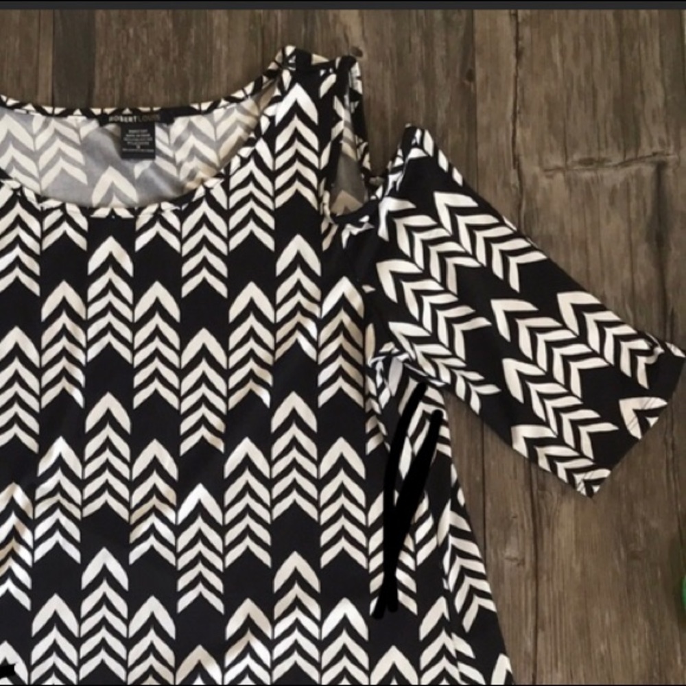 Cold shoulder cut out black & white chevron pattern blouse shirt